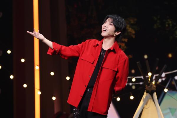 华晨宇《王牌对王牌6》回归“喜剧人”身份 模仿到位舞台王炸获赞不断