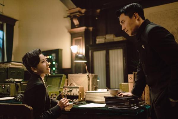 《没有硝烟的战线》杀青，伊丽媛解锁“冷艳女特工”，绝美造型圈粉无数