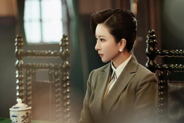 《没有硝烟的战线》杀青，伊丽媛解锁“冷艳女特工”，绝美造型圈粉无数