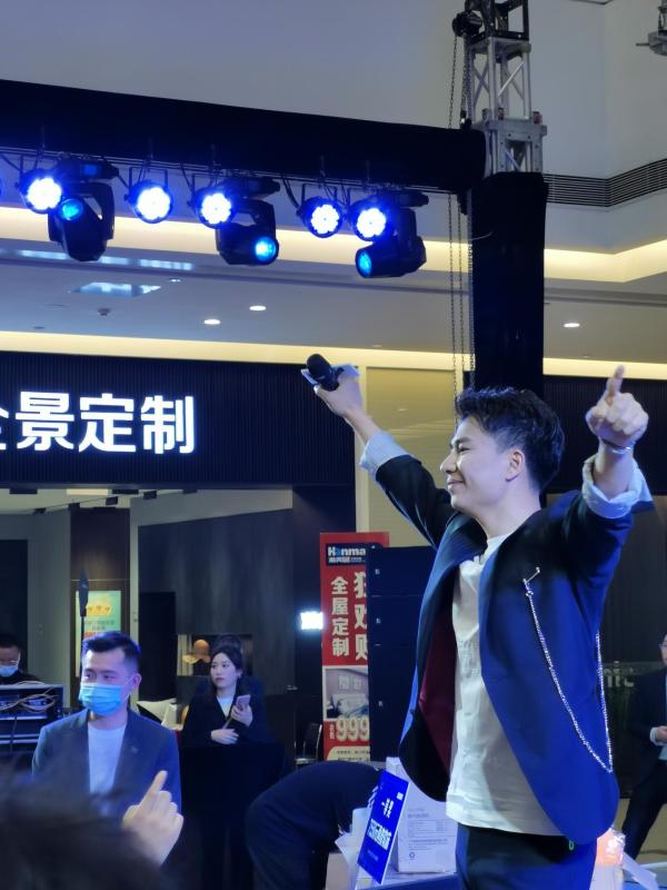 欢子出席活动 遇主持人穿低v害羞不敢看