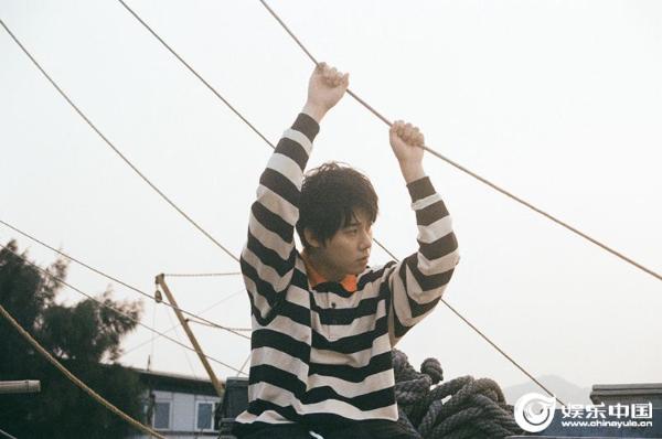 周奇电影《四海》官宣 晒海边写真清新治愈