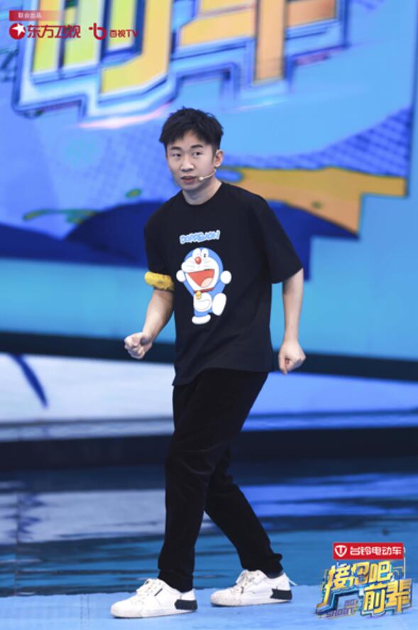 《接招吧前辈》与《若你安好便是晴天》剧组pk时尚之力 时代少年团军大衣引领时代潮流
