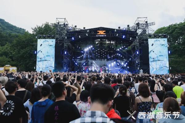 疯狂小狗X LIIIIIT爱它公益音乐节：为它发声，为它安家