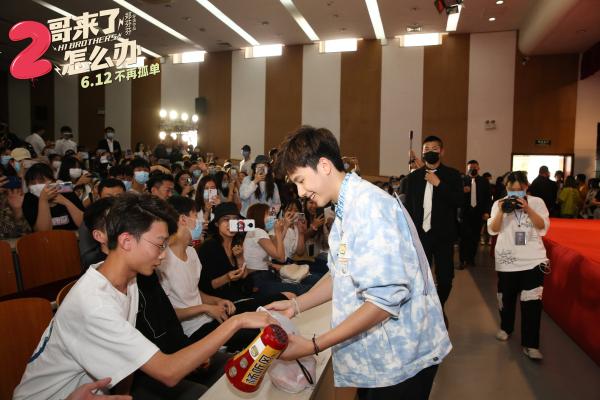 《2哥来了怎么办》首次观影 胡先煦喇叭精上身邓恩熙泪洒现场