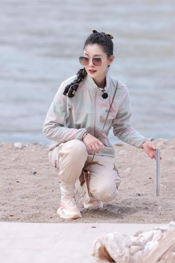 《追星星的人》打卡云南遇上绝美星空 窦骁何超莲合体看星星看月亮