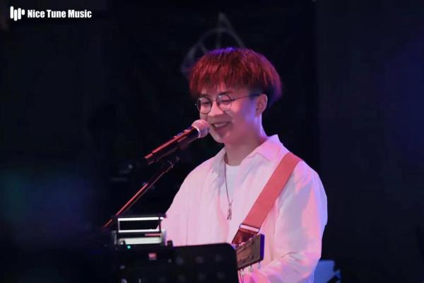 姜铭杨生日会现场嗨爆,嘉宾闷猪甜蜜助阵,粉丝浪漫求婚