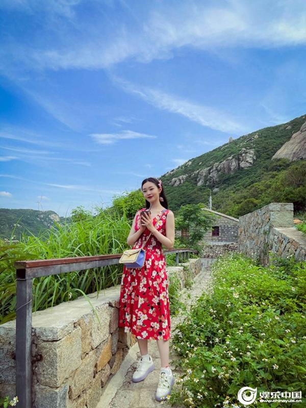 《追星星的人》福建录制 宋轶释出度假风大片甜美优雅