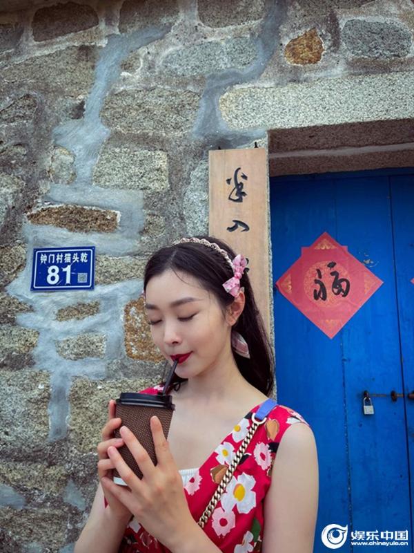 《追星星的人》福建录制 宋轶释出度假风大片甜美优雅