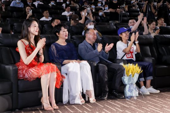 “爱不宜迟”，电影《候鸟》召开首映礼，众主创整齐亮相