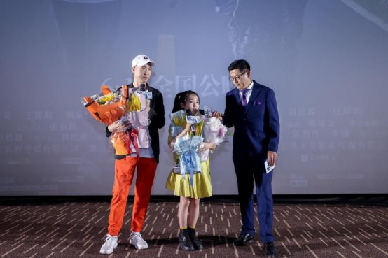 “爱不宜迟”，电影《候鸟》召开首映礼，众主创整齐亮相