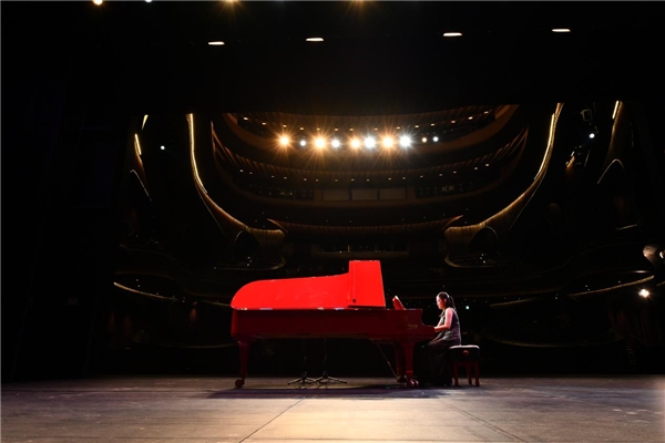 廖偲婕成为首位奏响香港戏曲中心大剧院的钢琴家