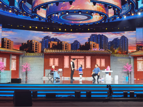李宸希登六一晚会 与谢芳阿拉蕾同台演绎一家人