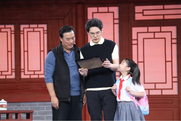 李宸希登六一晚会 与谢芳阿拉蕾同台演绎一家人