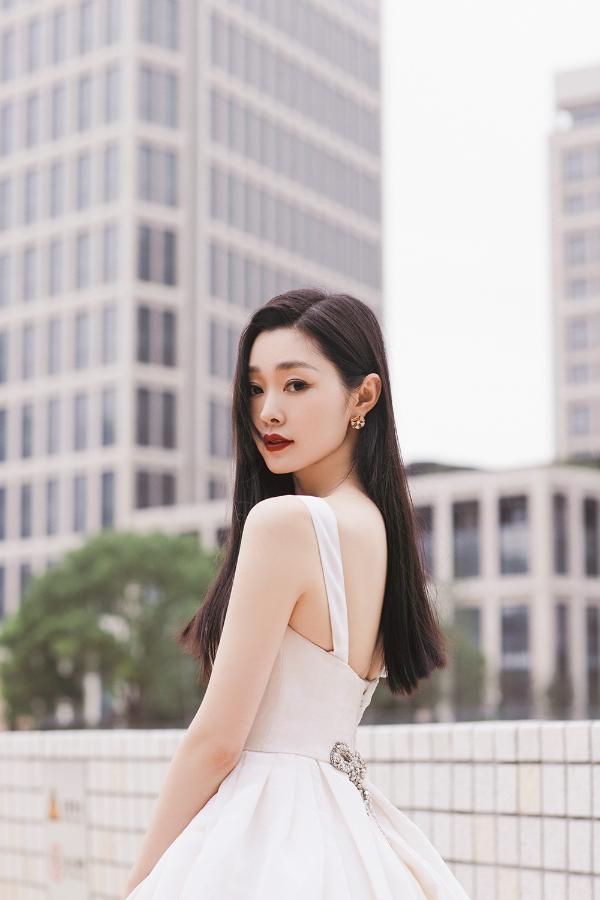 Song Yi was invited to attend the ceremony, the pure white dress interprets a different and beautiful temperament