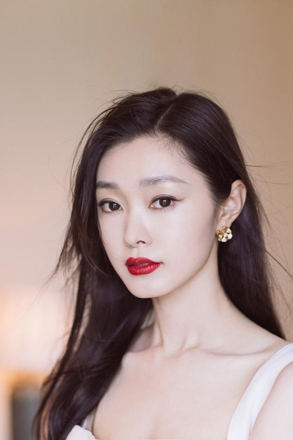 Song Yi was invited to attend the ceremony, the pure white dress interprets a different and beautiful temperament