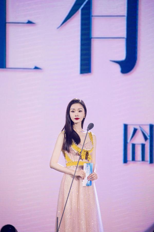 Song Yi was invited to attend the ceremony, the pure white dress interprets a different and beautiful temperament