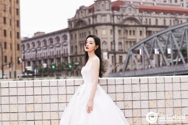 Pure white, fresh and smart, Song Yi attended the ceremony to share the power behind a good story