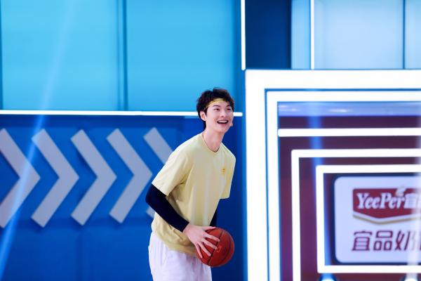 王哲林蒙眼投篮超帅气，《运动不一样5》孩子们将篮球玩出新花样