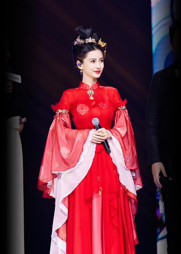 Angelababy演唱《星月神话》 金簪红衣造型展现别样气质