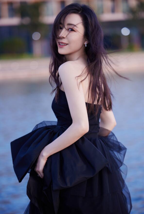 张静初出席时尚盛典获最具风尚女演员奖 黑色浪漫纱裙尽展优雅气质