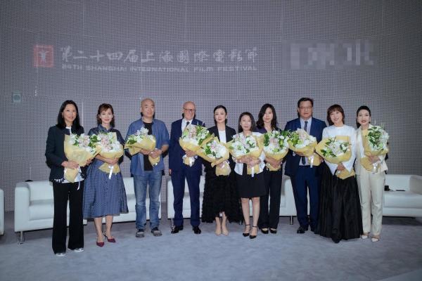 赵涛荣获上海电影节“年度女性电影人”特别荣誉 出席“她影时代”对谈活动