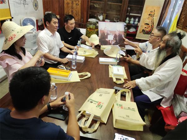 影视剧《袁隆平》剧组采风“爷爷的水稻田”