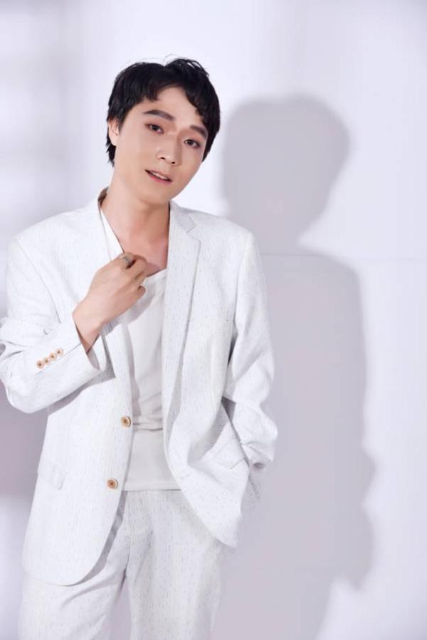 张艺洋最新写真曝光 白色西装帅气逼人