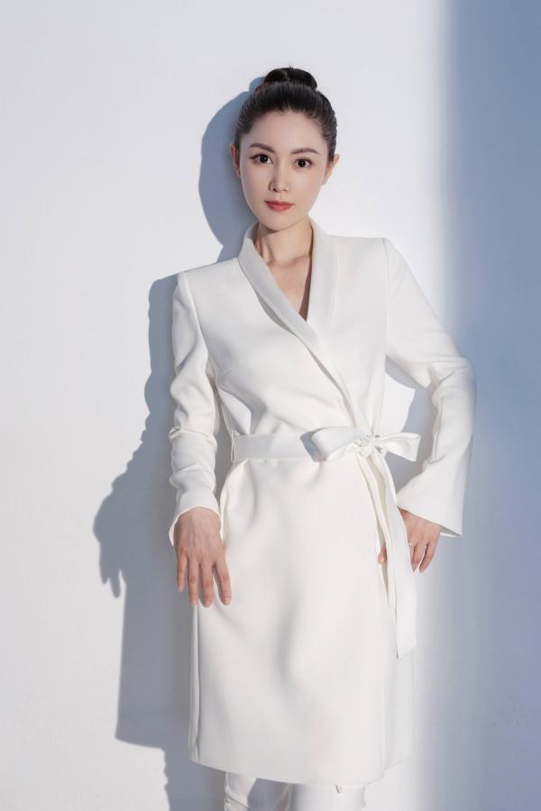 张雨晨首发治愈系歌曲《像谁》 让人如痴如醉