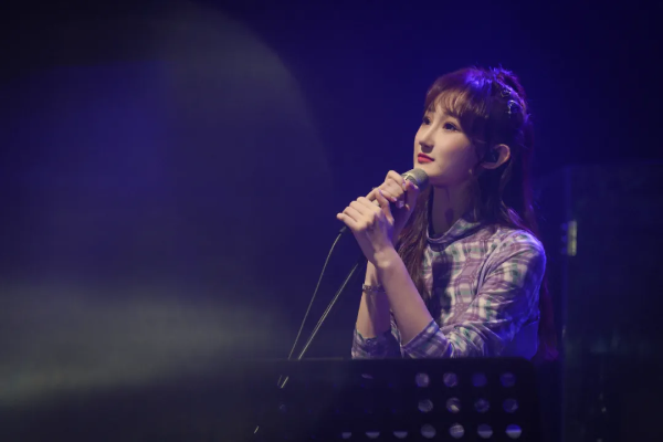 00后唱作人陈雪凝生日音乐会直播 献唱多首原创热门歌曲