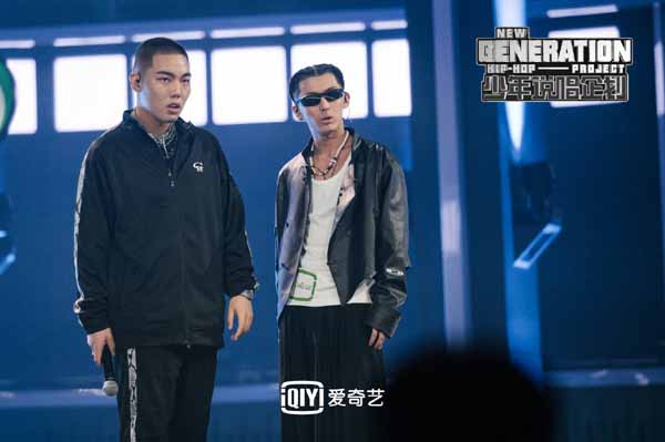 《少年说唱企划》BOSS团舞台来袭灵超广东话rap嗨翻全场