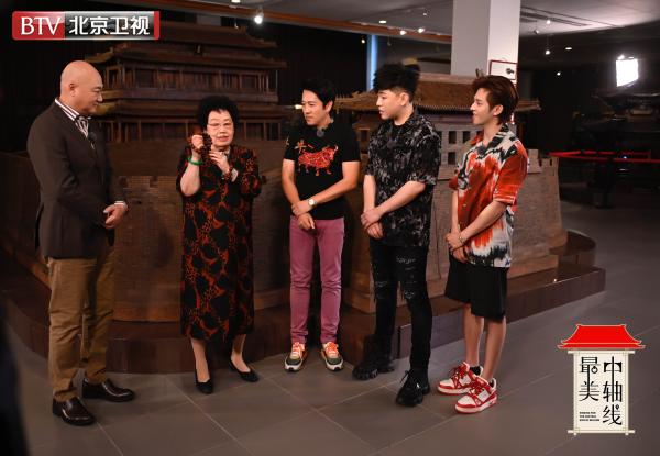 胡彦斌蔡国庆符龙飞永定门路演 《最美中轴线》传唱英雄故事