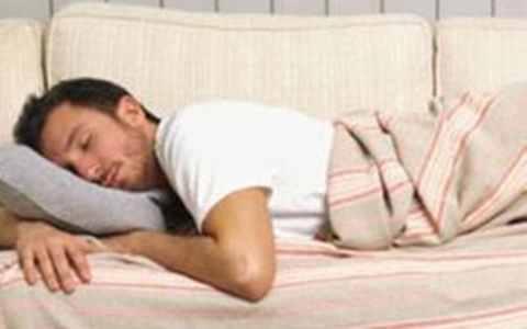 趴着睡觉很伤精 男人防不育要这么做