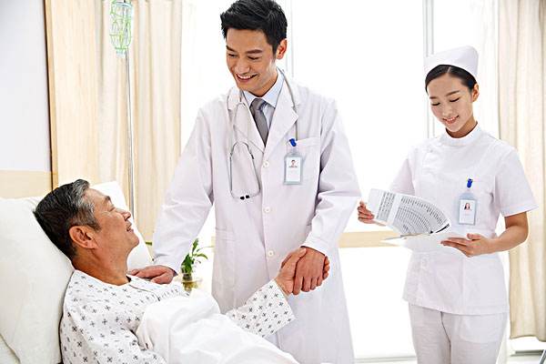 老人地铁呕吐不止 警惕三大主要原因