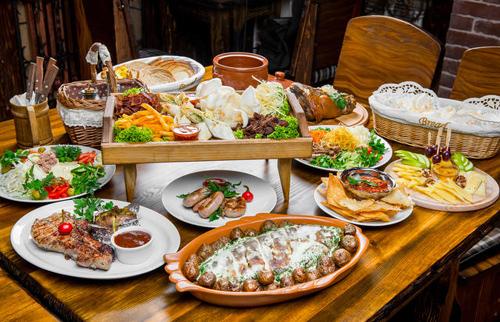 晚餐吃得太晚的危害 最佳时间是18点左右