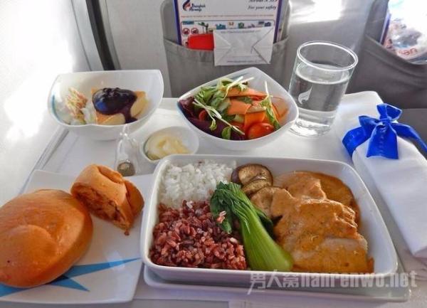 航空公司取消免费餐 乘客上飞机可以自带哪些食物？
