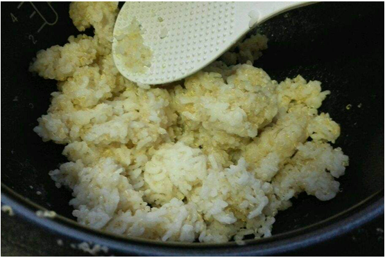 不知道怎么处理剩米饭？这样炒，好吃哭了！