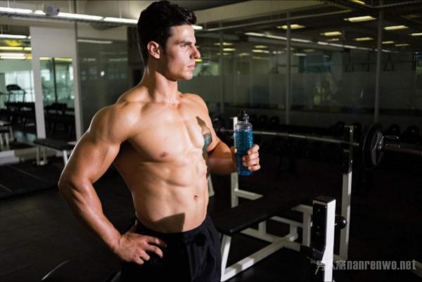 选择合适的健身器材 帮你锻炼成一个迷人的肌肉男