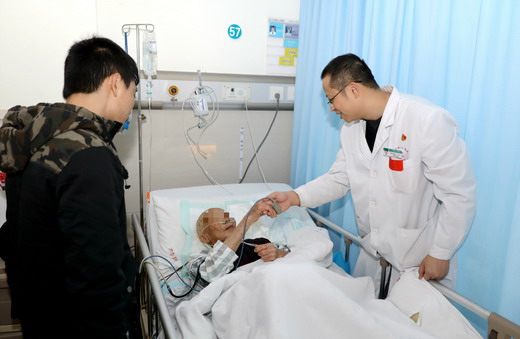 95岁阿婆因脑瘤暴瘦至39公斤 医生开颅手术成功切除肿瘤
