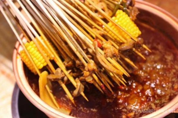随口来一把红油串串香 吃一吃这个四川成都著名小火锅