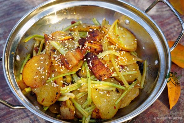好吃的干锅土豆片 品尝家常美味的幸福生活！