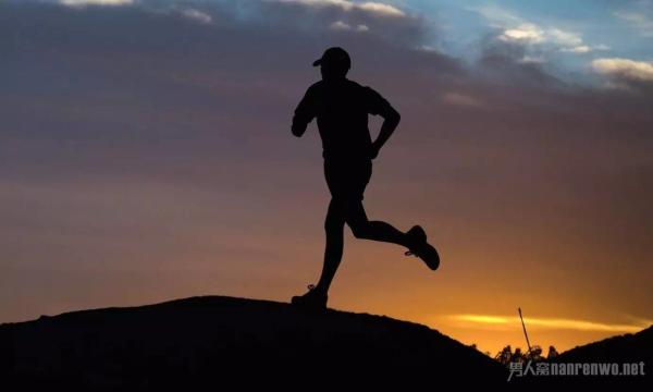 男士错误的跑步方式暴露了跑步不是减少脂肪的最佳方式