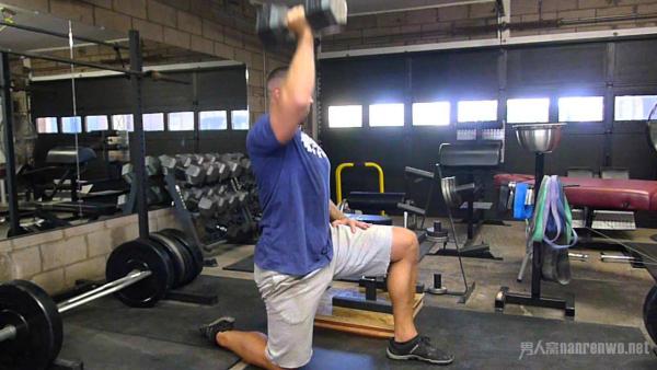 如何让男士肩部力量更强大？三个单臂推举训练快练起来
