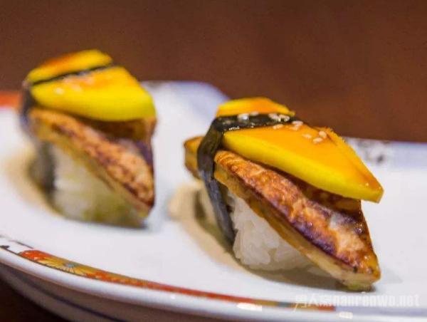 一道高颜值的芒果鹅肝寿司 让你不忍下口的美食