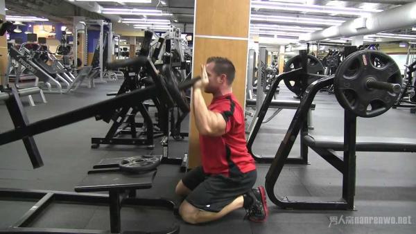 如何让男士肩部力量更强大？三个单臂推举训练快练起来