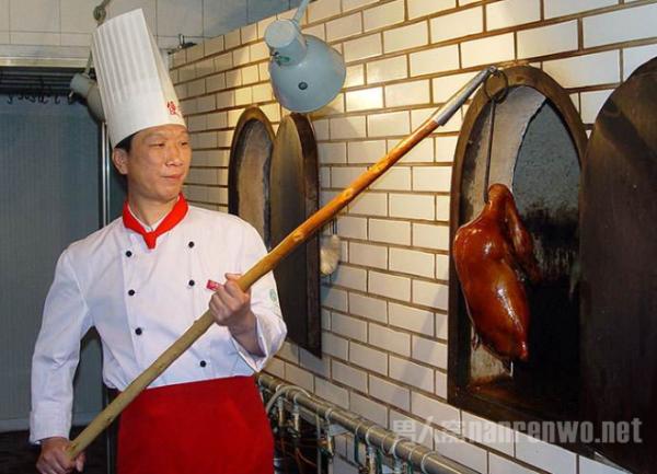 中国十大名菜之北京烤鸭 用果碳烤制色香味俱全