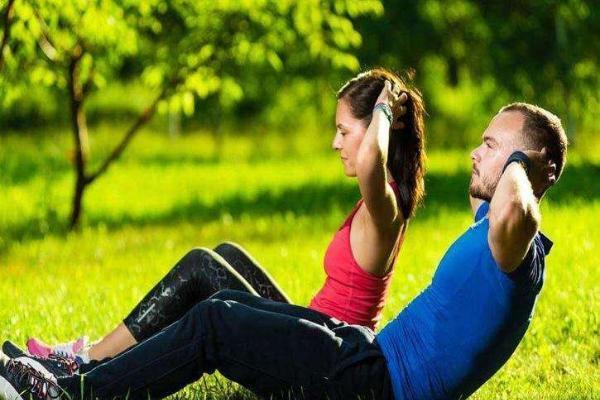 男士如何拥有迷人腹肌？你要做的是卷腹而不是仰卧起坐