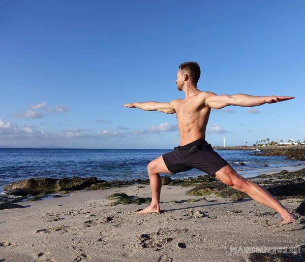 男人适合不适合练习瑜伽？练习瑜伽提升全身的柔韧性