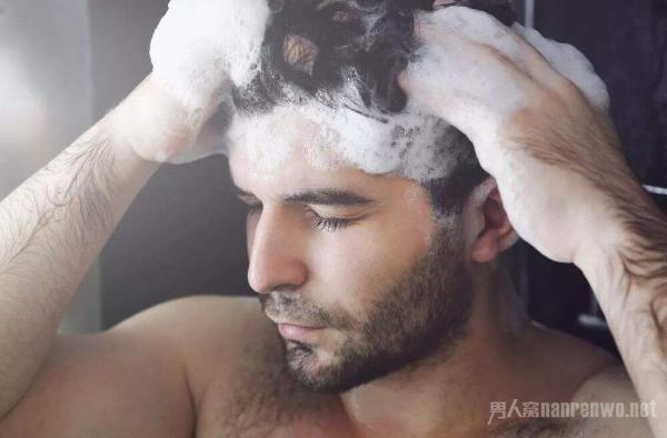 理发师教你男生正确洗头方式 赶紧学学 头发都快掉光了