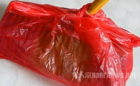 家居生活中使用扫帚扫地的小技巧 大家都知道么？