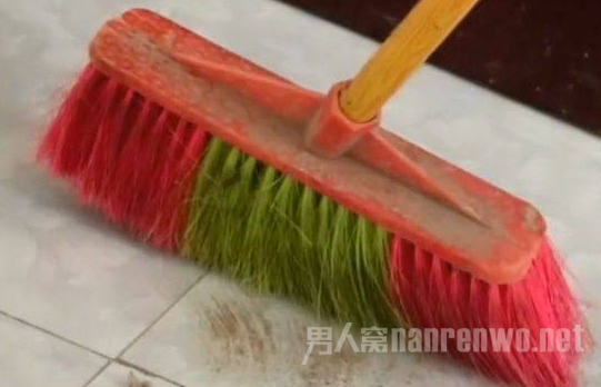 家居生活中使用扫帚扫地的小技巧 大家都知道么？